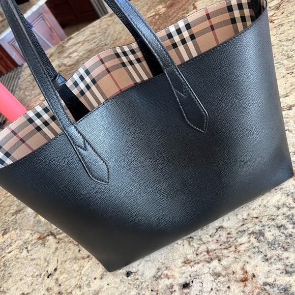 Authentic Burberry reversible tote gently used..v. Good condition - Picture 2 of 8